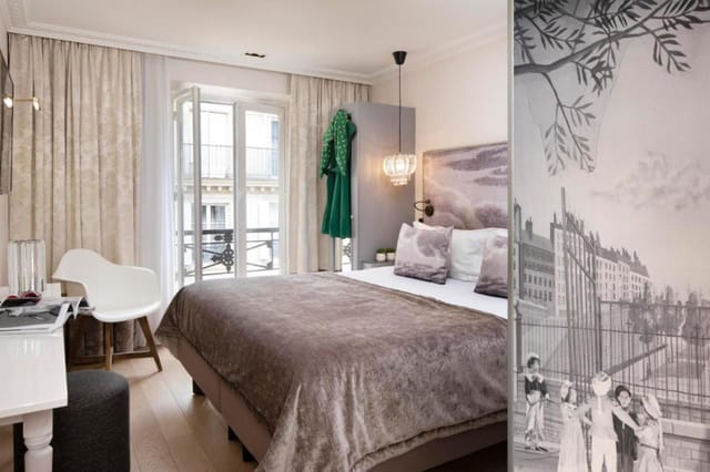 Boutique hotel room at Hotel Le Monsieur, ideal for corporate travel and Parisian business stays.