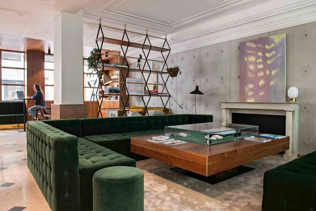 Hôtel Parister breakout area with modular seating for professional networking and event planning.