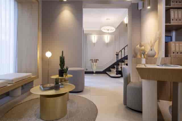 Hôtel Beige lounge with sophisticated lighting for high-end corporate site visits or VIP meetings.