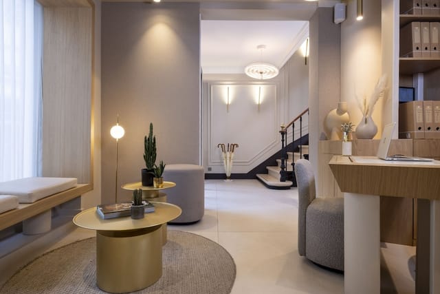 Hôtel Beige lounge with sophisticated lighting for high-end corporate site visits or VIP meetings.