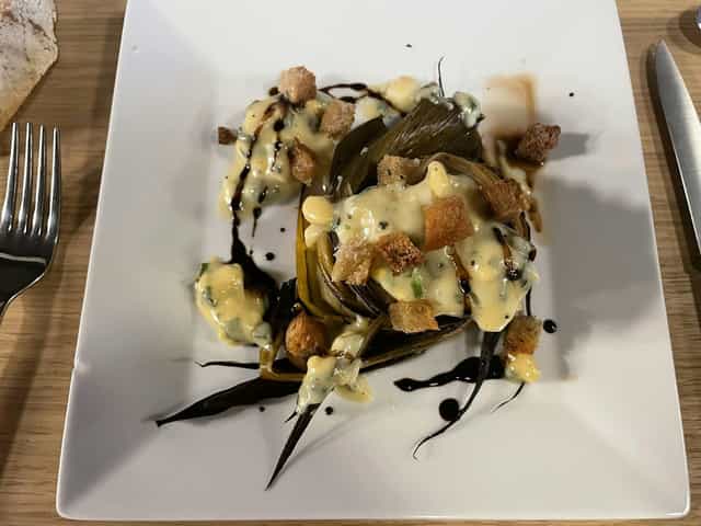 Unappetizing appetizer at 3e Cercle gallery banquet; professional catering review.