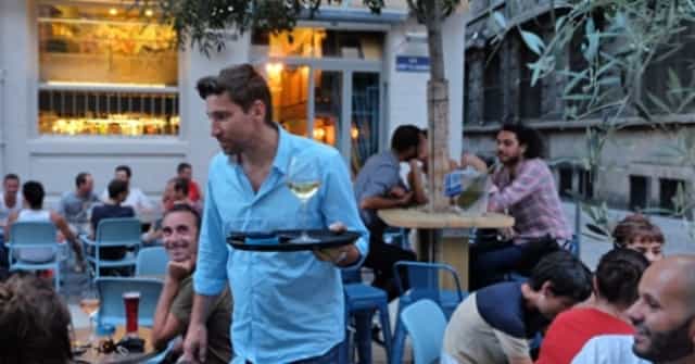 Networking mixer at Skybar Lyon outdoor lounge, ideal for informal corporate event hosting.
