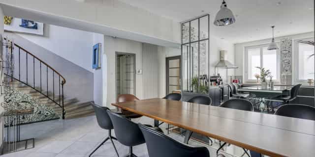 Multifunctional break-out space in Augusterie for workshops and boutique board meetings.