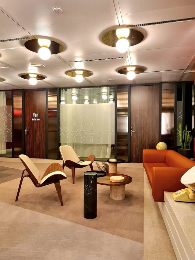Modern breakout area in Wellio Lyon Part-Dieu for corporate networking and business meetings.