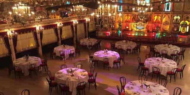 La Salle du Grand Limonaire ballroom with round tables for gala dinners and milestone celebrations.