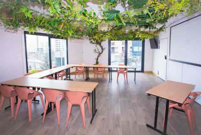 Biophilic U-shaped meeting room in Québec Espaces Part-Dieu for creative corporate events.