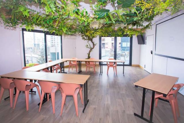 Biophilic U-shaped meeting room in Québec Espaces Part-Dieu for creative corporate events.
