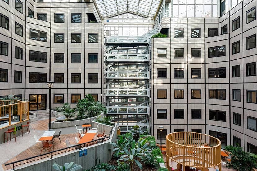 Modern atrium at Espaces Part-Dieu: ideal venue for corporate breakout sessions and networking.