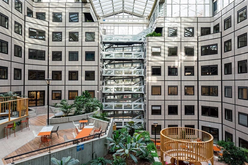 Modern atrium at Espaces Part-Dieu: ideal venue for corporate breakout sessions and networking.