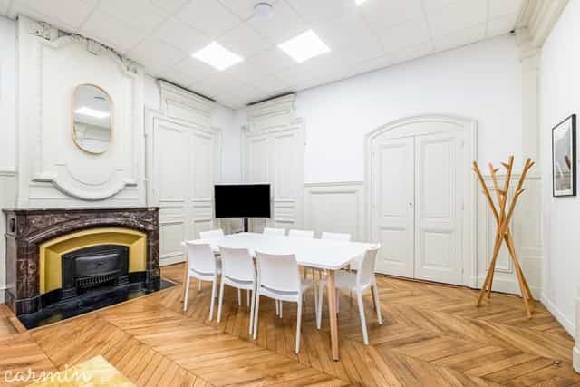 Marine in Cocoon Terreaux boardroom: Haussmann architecture for hybrid corporate meetings.