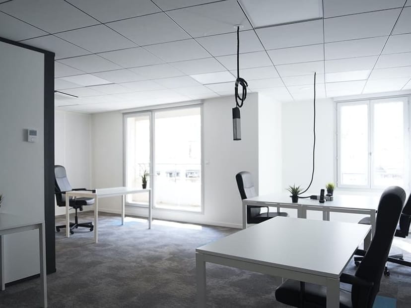 Meeting room at Focus Coworking with minimal furniture for productive hybrid events and workshops.