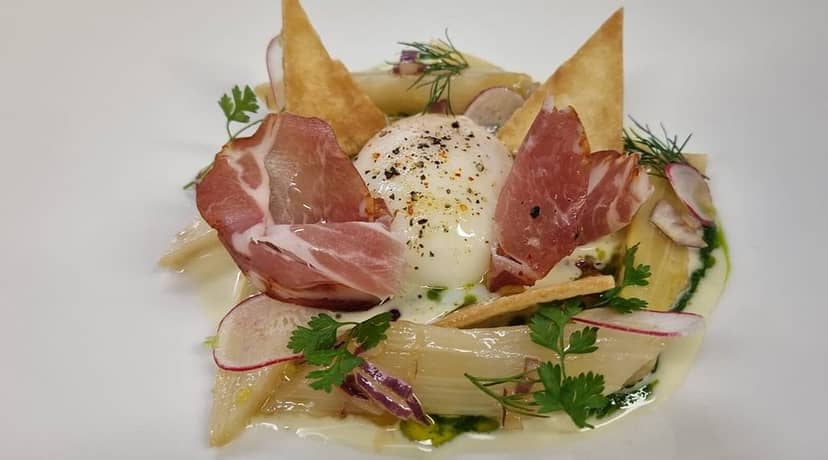High-end poached egg starter at Carré Royal for executive luncheon and corporate catering.