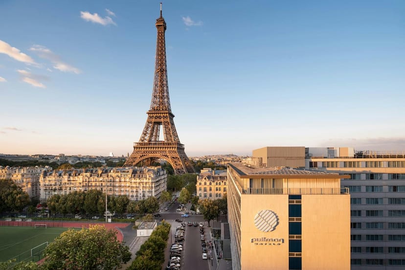 Premium executive meeting room with iconic views for incentive travel and corporate summits.