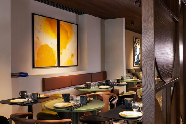 Upscale Suite Junior breakout space at Hôtel Gabbie, featuring modular seating for business events.
