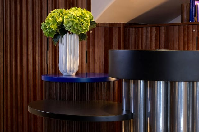 Modern Hôtel Gabbie suite lounge with wood paneling for professional event registration.