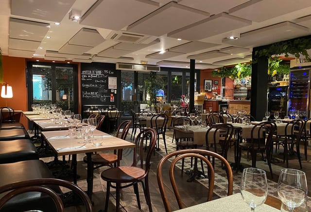 Elegant restaurant bar in Le Marly, perfect for intimate gatherings and corporate events.