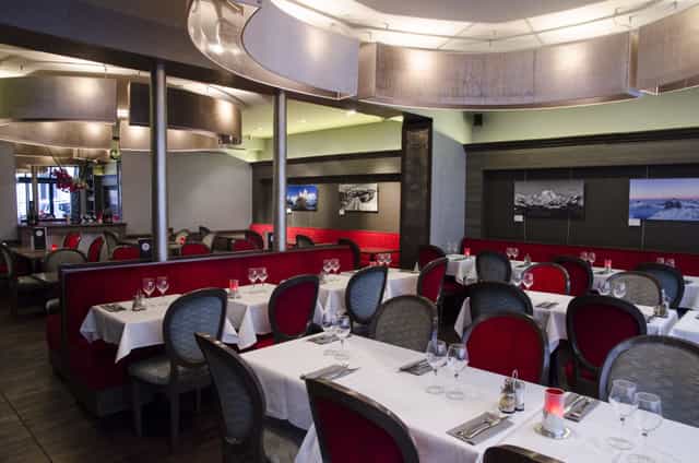Elegant dining space in Le Marly for intimate meetings and events.