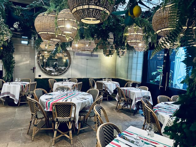 Elegant restaurant dining space in Le Marly, ideal for intimate gatherings and corporate events.