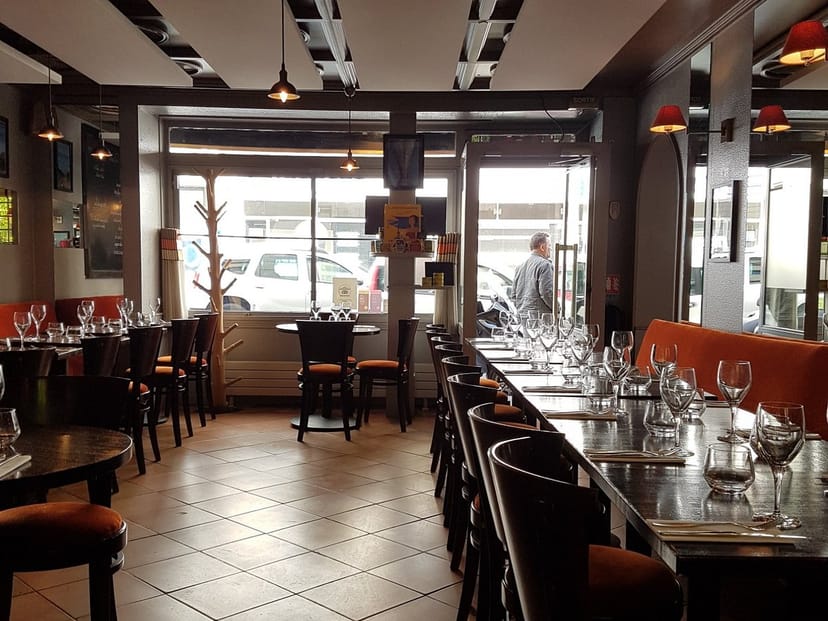 Cozy restaurant in Le Marly with ample seating for events and natural light.