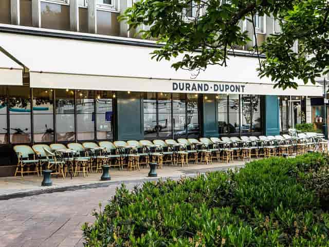 Charming outdoor café in Le Marly, perfect for casual meetings and networking events.