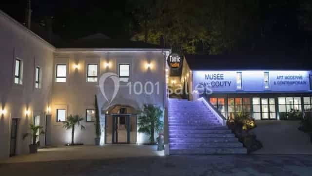 Le HUB de l'Île Barbe venue with modern design, ideal for meetings and events.