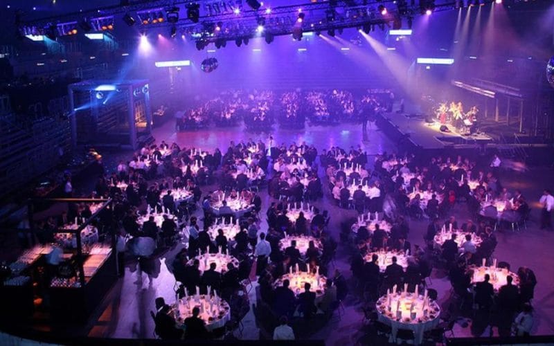 Gala dinner in Saal 2: circular banquet seating with dramatic lighting for corporate event.