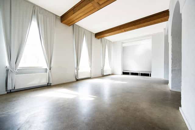 Bright Glasvoll Düsseldorf event space, minimalist blank-canvas venue for workshops and yoga.