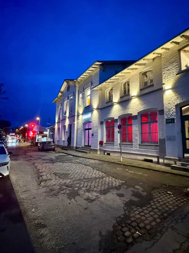 Modern industrial venue in Düsseldorf with ambient lighting for cocktail and conference receptions.