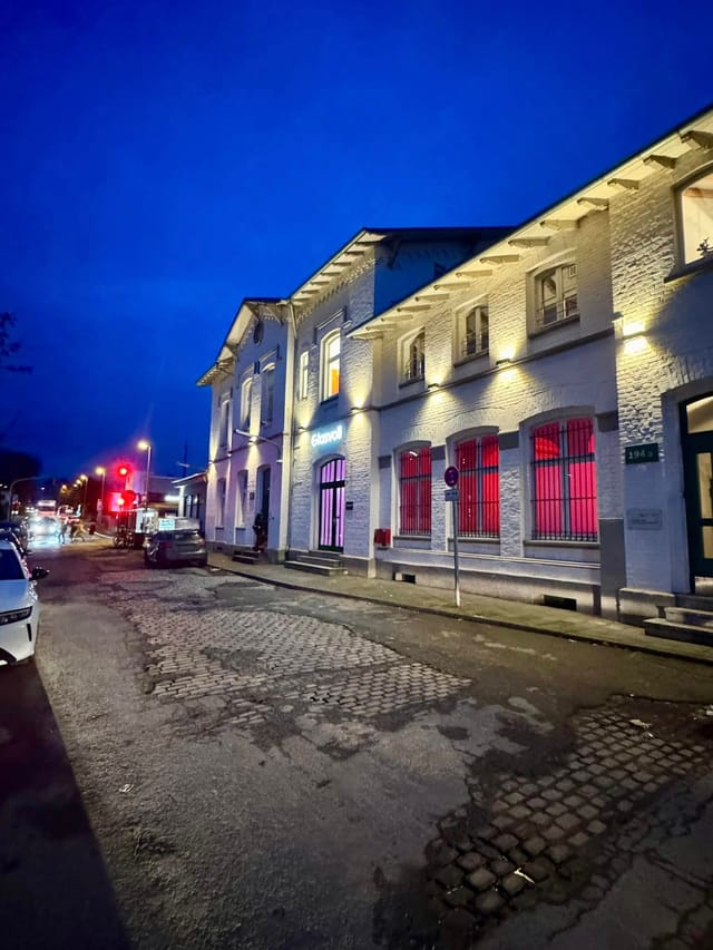 Modern industrial venue in Düsseldorf with ambient lighting for cocktail and conference receptions.