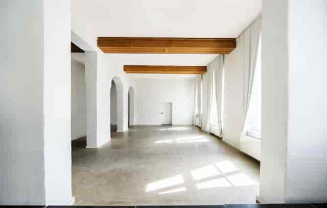 Modern corporate event venue in Düsseldorf with high ceilings, ideal for branding and workshops.