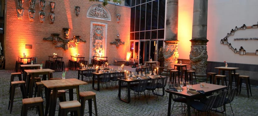 Atmospheric courtyard evening reception at Glasvoll Düsseldorf for upscale networking events.