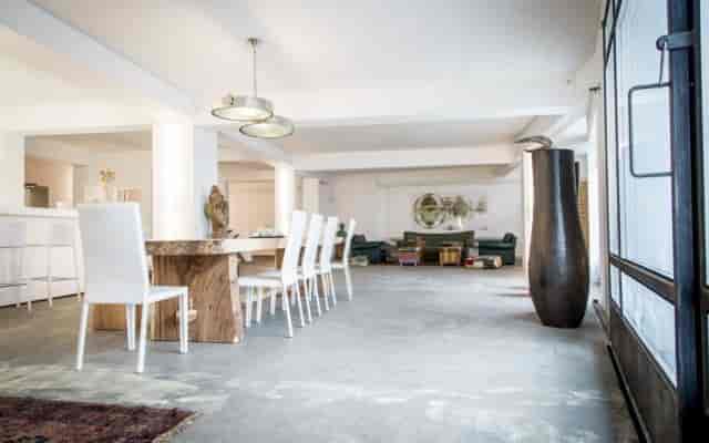 Live-edge table at Scheune in Glasvoll Düsseldorf for exclusive board meetings and private dining.