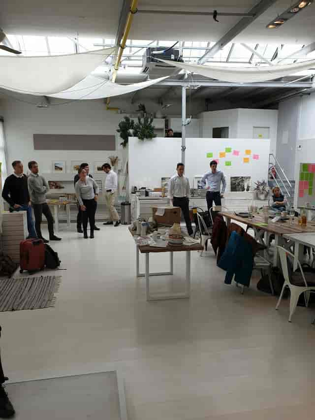 Casual breakout session in WhiteLoft Düsseldorf industrial meeting room.