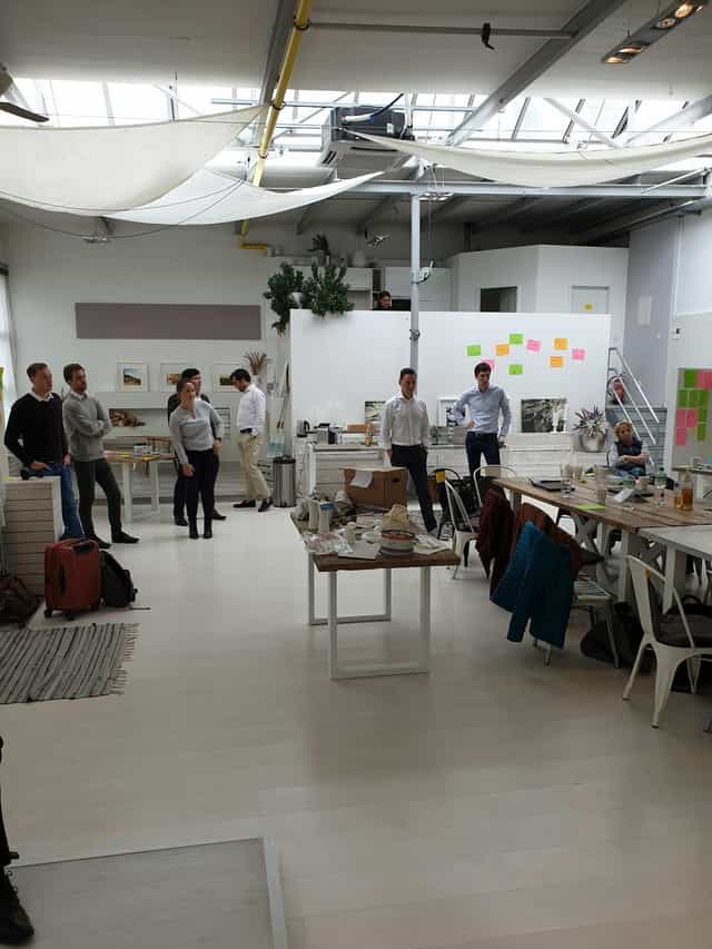 Casual breakout session in WhiteLoft Düsseldorf industrial meeting room.