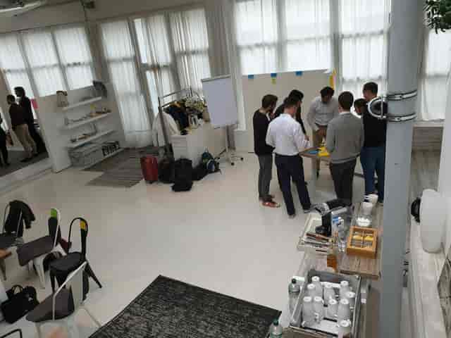 WhiteLoft Düsseldorf workshop room: sunlit studio for collaborative team building and ideation.
