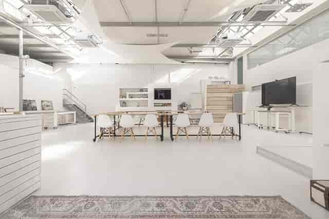 Minimalist MeetingSpace2 in Düsseldorf for corporate off-sites and creative workshops.