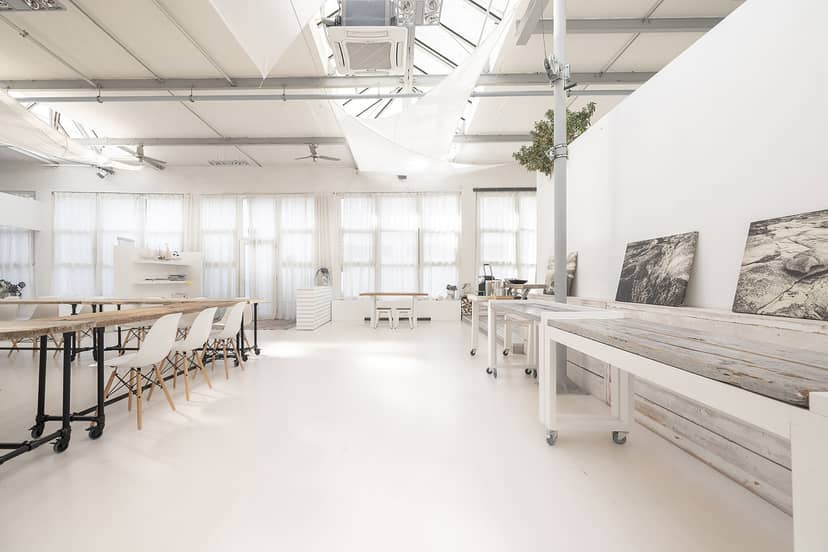 WhiteLoft Düsseldorf industrial showroom, modular furniture for creative workshops and art galleries.