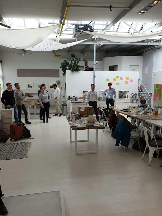 Creative workshop space at WhiteLoft Düsseldorf with collaborative brainstorming areas.