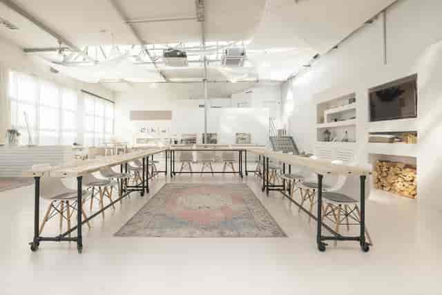 U-shaped meeting setup in WhiteLoft Düsseldorf, bright studio space for corporate workshops.