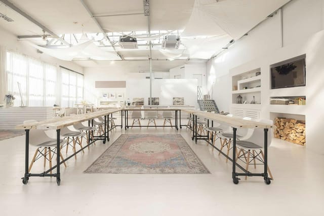 U-shaped meeting setup in WhiteLoft Düsseldorf, bright studio space for corporate workshops.