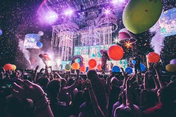 Rudas Studios event finale: high-energy stage with confetti and balloons for corporate production.