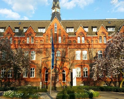 Historic Great Hall at Hotel MutterHaus Düsseldorf for academic conferences and boutique retreats.