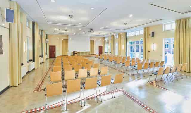 Theater-style conference room at Hotel MutterHaus Düsseldorf for corporate seminars.