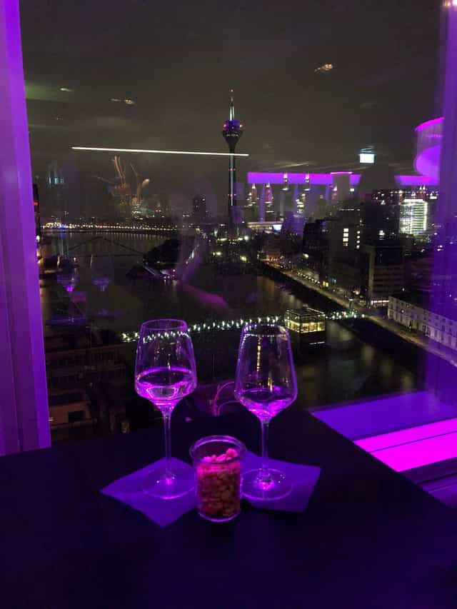 Skylounge rooftop venue in Düsseldorf, ideal for VIP networking events and evening receptions.