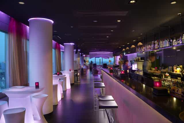 The View Düsseldorf: Sleek LED cocktail bar for corporate events and VIP networking.