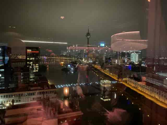 Meeting Room II at The View Düsseldorf: Rooftop event space with city skyline for executive gala.