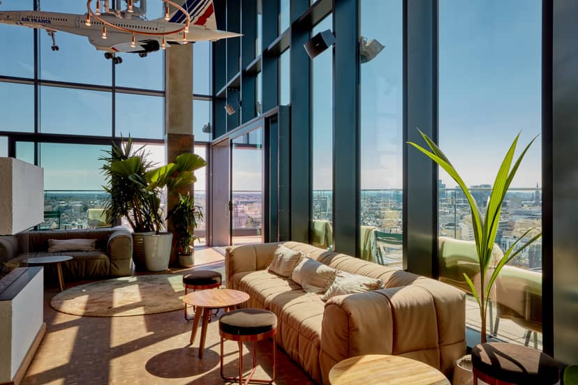 Modern VIP lounge at The Paris Club Düsseldorf with city views for corporate networking events.