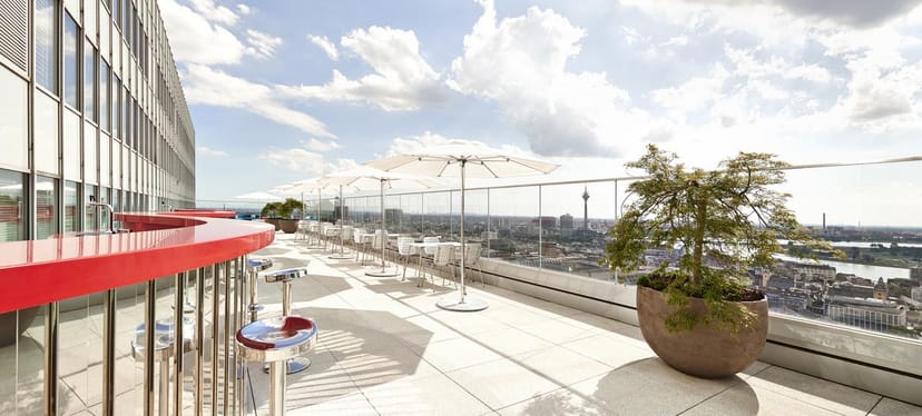 Modern rooftop bar at THE SKY Dreischeibenhaus for premium sunset cocktail and networking events.