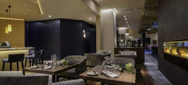 Contemporary corporate seminar and dining suite at Clayton Hotel Düsseldorf for networking events.