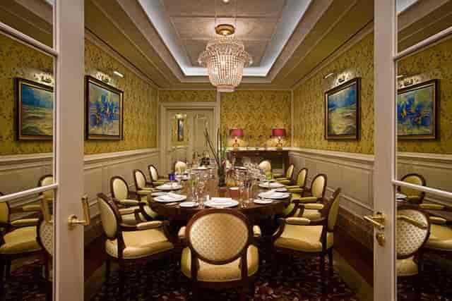 Luxury private dining room at Breidenbacher Hof for exclusive boardroom meetings and dinners.
